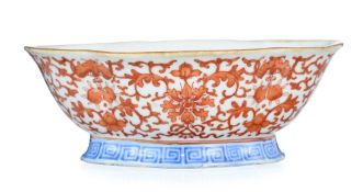 Ravier quadrilobé en porcelaine, Chine, dynastie Qing, décor rouge et bleu de rinceaux de fleurs, ch