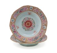 2 assiettes octogonales en porcelaine, Chine, dynastie Qing, décor de rinceaux de fleurs, lingzhi et