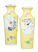 Paire de vases en porcelaine famille rose à fond jaune sgraffiato, Chine, dynastie Qing, décor d'ois