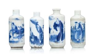 Ensemble de 4 flacons à priser en porcelaine, Chine, XIX-XXe s., tous au décor en bleu de personnage