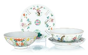 Ensemble de 2 bols et 2 assiettes en porcelaine, Chine, XIX-XXe s.: 1 bol orné de fleurs et papillon
