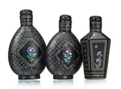 2 flacons à priser en laque burgauté, Chine, XIX-XXe s., un au décor de fleur dans des cartouches lo