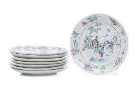 Ensemble de 8 assiettes en porcelaine famille rose, Chine, XIX-XXe s.: 6 ornées d'enfants et femme d