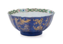 Bol polylobé en porcelaine à glaçure bleu poudré et dorée à l'extérieur, famille verte à l'intérieur