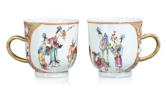 Paire de tasses en porcelaine famille rose, Chine, pour l'export, dynastie Qing, décor de personnage