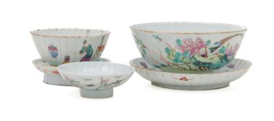 Ensemble de 1 coupe couverte avec support, 1 bol et 1 petite assiette en porcelaine, Chine, XIX-XXe