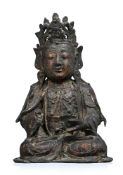 Guanyin assise, sculpture en bronze laqué, Chine, probablement dynastie Ming, tenant une coupe dans