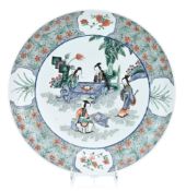 Grand plat en porcelaine famille verte, Chine, dynastie Qing, probablement époque Kangxi, décor de q