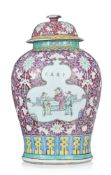 Potiche couverte en porcelaine, Chine, XIX-XXe s., décor de personnages et inscriptions dans des car