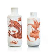 2 flacons à priser en porcelaine, Chine, XIX-XXe s., un au décor en rouge de dragon chassant la perl