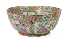 Grand bol à punch en porcelaine "Rose Medallion", Chine, Canton, dynastie Qing, décor de scènes anim