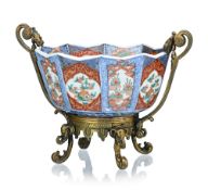 Coupe en porcelaine Imari, avec monture en bronze, Chine, XIX-XXe s., décor de plantes, tortues et f