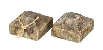 2 sceaux carrés en jade, Chine, décor archaïsant de taotie et motifs géométriques, l'un portant l'in