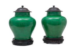 Paire de vases balustres en porcelaine à glaçure monochrome verte, Chine, dynastie Qing, avec socle