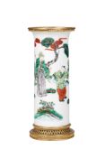 Petit vase cornet en porcelaine famille verte, Chine, dynastie Qing, avec monture européenne en bron