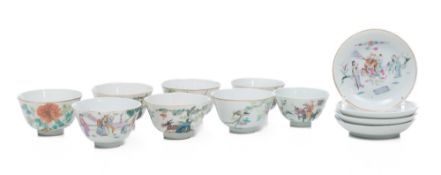 Ensemble de 8 coupes et 4 soucoupes en porcelaine, Chine, XIX-XXe s., décors divers: 2 coupes ornées