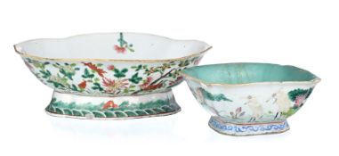 2 raviers en porcelaine, Chine, dynastie Qing, un au décor d'oiseaux, fleurs et chauves-souris par-d
