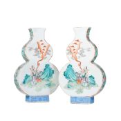 Paire de vases de forme double gourde à panse plate en porcelaine, Chine, dynastie Qing, décor d'Imm