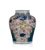 Vase en porcelaine wucai, Chine, probablement époque Transition (1618-1683), décor de chevaux, fleur