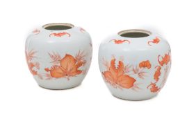 2 petits pots en porcelaine, Chine, XIX-XXe s., décor en rouge de chauves-souris, caractère shou (lo