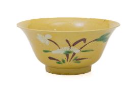 Bol en céramique à glaçure sancai, Chine, dynastie Qing, décor de fleurs et lingzhi, marque sous la