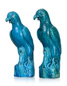 Paire de perroquets en céramique à glaçure monochrome bleue, Chine, dynastie Qing, chacun juché sur