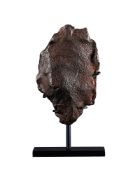 Météorite de Gebel Kamil (découverte sur Google Earth), Egypte, avec socle sur mesure, 273 g., h. 8,