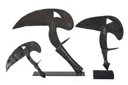 Ensemble de 3 couteaux de jet Kota/Fang, lames en forme de bec de calao à décor incisé, manches en b