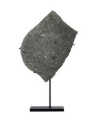 Météorite NWA 17071 cv3 "matériau primitif du système solaire", avec socle sur mesure, 128 g., 16 x