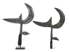 2 couteaux de jet Ngombe/Ngbaka, lames en fer à 3 branches à décors géométriques incisés, un manche