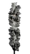 Tronçon de Fulgurite "Le verre de foudre", avec socle sur mesure, 44 g., h. 15 cm Tube siliceux na