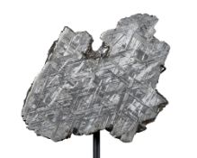 Tranche de météorite Muonionalusta, avec socle sur mesure, 727 g., 12,5 x 11,5 cm La météorite de