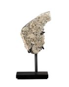 Météorite NWA 15915, "Les résidus d'une planète disparue", Algérie, avec socle sur mesure, 42 g., h.