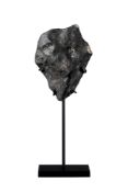 Météorite de Vinales, "chute observée", Cuba, avec socle sur mesure, 125 g., h. 7,6 cm La chute de