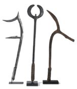 2 couteaux de jet ou monnaies Laka/Marba, lames en fer à pointes multiples dont une à décor incisé,