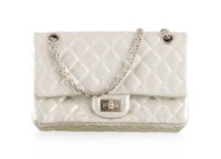 Chanel, sac 2.55 en cuir de veau matelassé couleur argent mat, années 2008-2009, bandoulière à chaîn