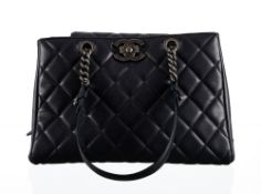 Chanel, sac tote Shopper en cuir bleu marine matelassé, année 2015-2016, rabat interne, 3 compartime