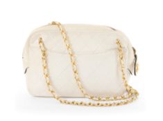 Chanel, sac Camera en cuir de veau blanc matelassé, années 1986-1988, languette CC, carte d'authenti