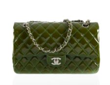 Chanel, sac Timeless Medium classique à double rabat en cuir matelassé et vernis vert mousse, bandou