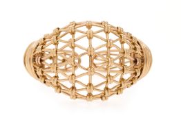 Boucheron, bracelet rigide années 1940-50 en or 750 composé de fils formant un treilli attaché à deu