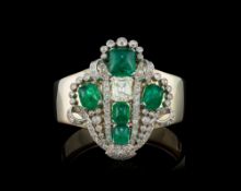 Broche Art Déco platine et or gris sertie de petits diamants taille ancienne et d'un plus important