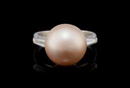 Bague platine ornée d'une perle naturelle d'eau de mer marron (env. 13.37 x 13.24 mm) selon le rappo