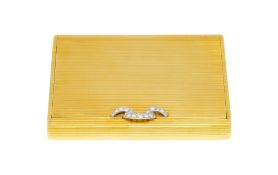 Cartier, boîte or 750 cannelé, le fermoir en platine à motif de ruban serti de diamants taille brill