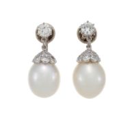 Paire de pendants d’oreilles or gris 750 et 375 sertis de 2 diamants taille brillant retenant 2 perl