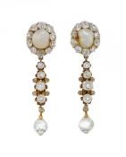 Paire de pendants d'oreillles de style XIXe s., or sertis de diamants taille ancienne entourant des