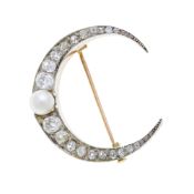 Broche croissant XIXe s., 2 ors sertie de diamants taille ancienne et rose en chute centrant une per