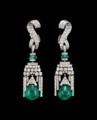 Paire de pendants d'oreilles Art Déco platine et or gris 750 sertis de diamants de différentes taill