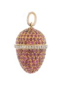 Pendentif oeuf années 1940 2 ors 750 pavé de diamants facettés et de rubis taille ronde, s'ouvrant p