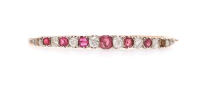Bracelet rigide XIXe s., 2 ors 750 serti de rubis alternés de diamants taille ancienne et rose, circ