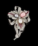 Broche années 1940 platine et or gris stylisant une fleur entièrement pavée de diamants de différent